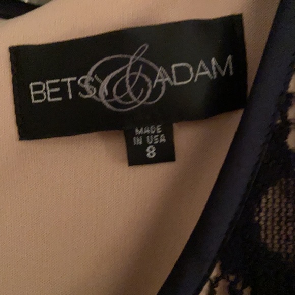 Stunning lace gown with cap sleeve and hourglass shape - Picture 2 of 5